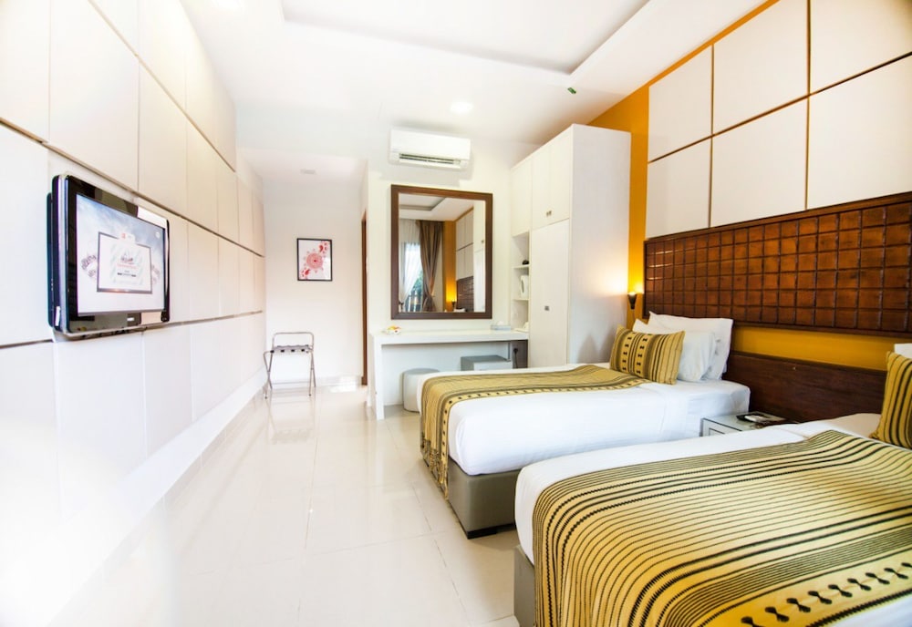 Twin Room, Pool View photo 2