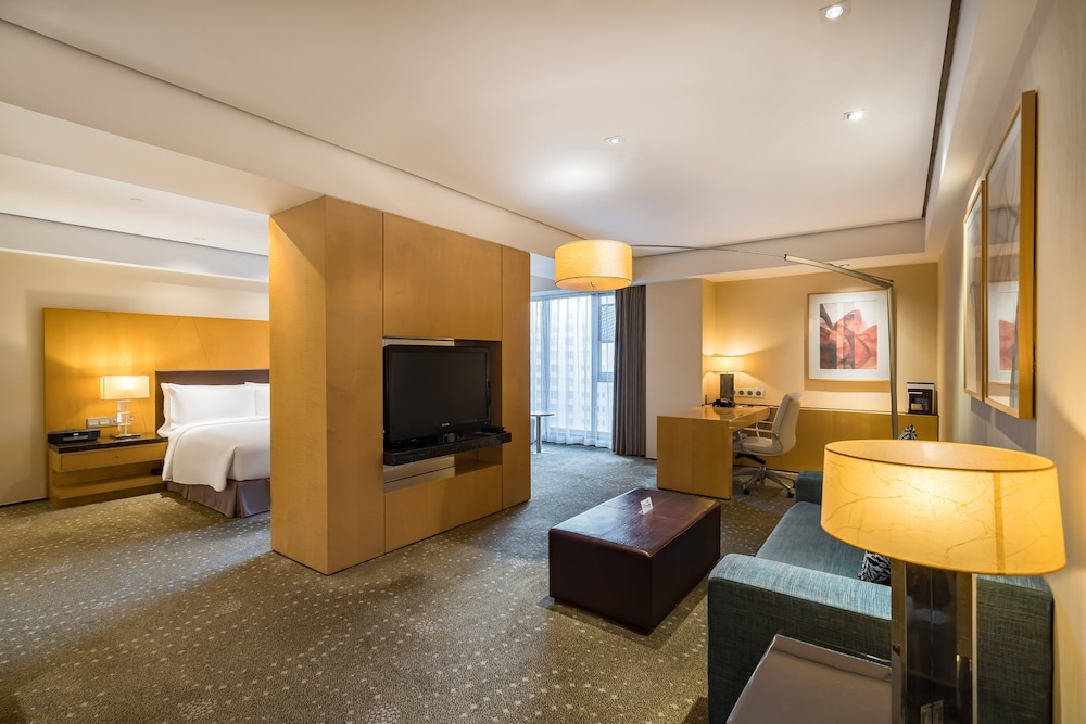 Junior Suite, 1 King Bed, Club Lounge Access - Photo 1