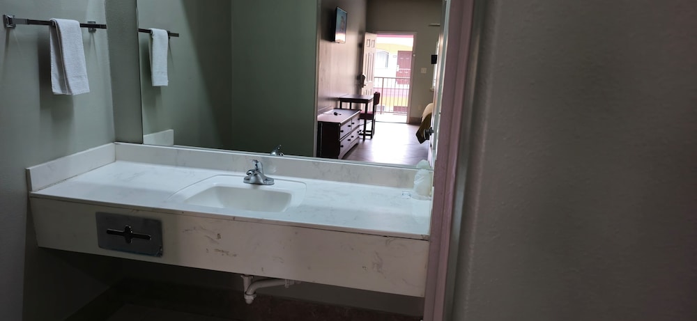 Deluxe Room, 1 King Bed, Non Smoking, Refrigerator & Microwave - Photo 26
