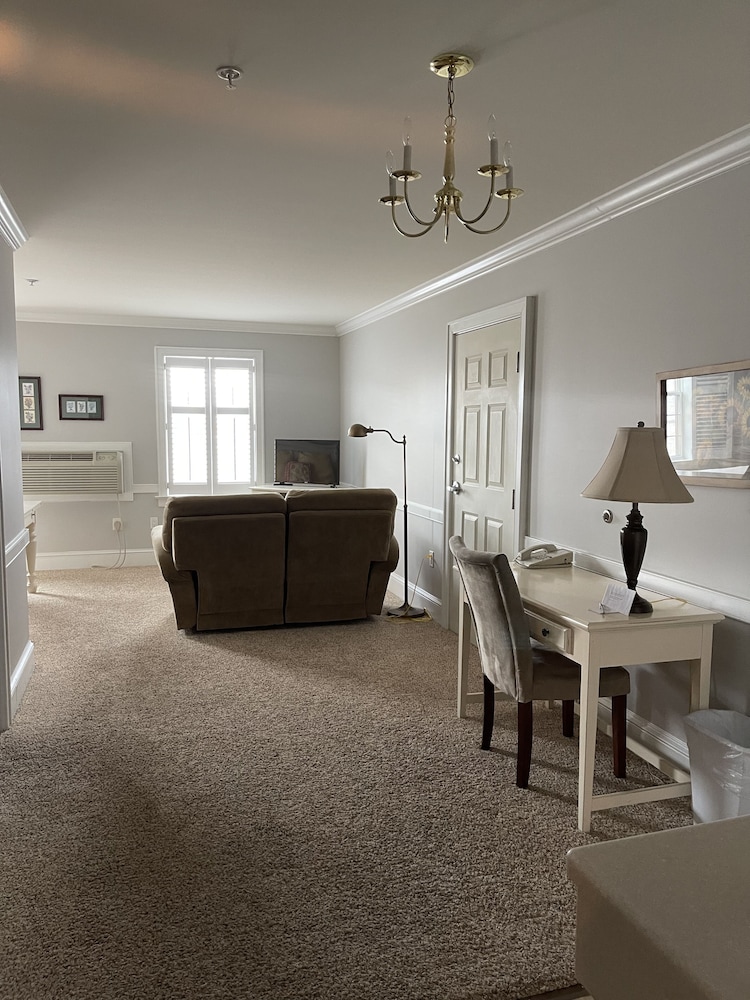 Divided Room, Queen Bed with Queen Sleep Sofa, photo 6