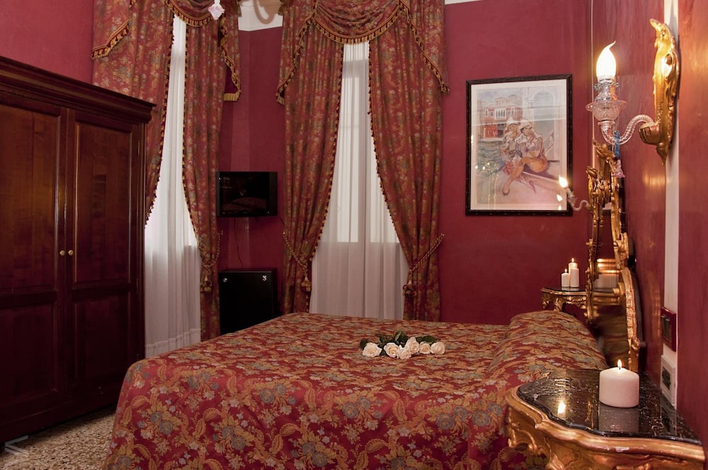 Grand Double Room, Canal View photo 3