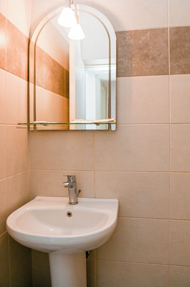 Double Room (No Balcony) - Photo 2
