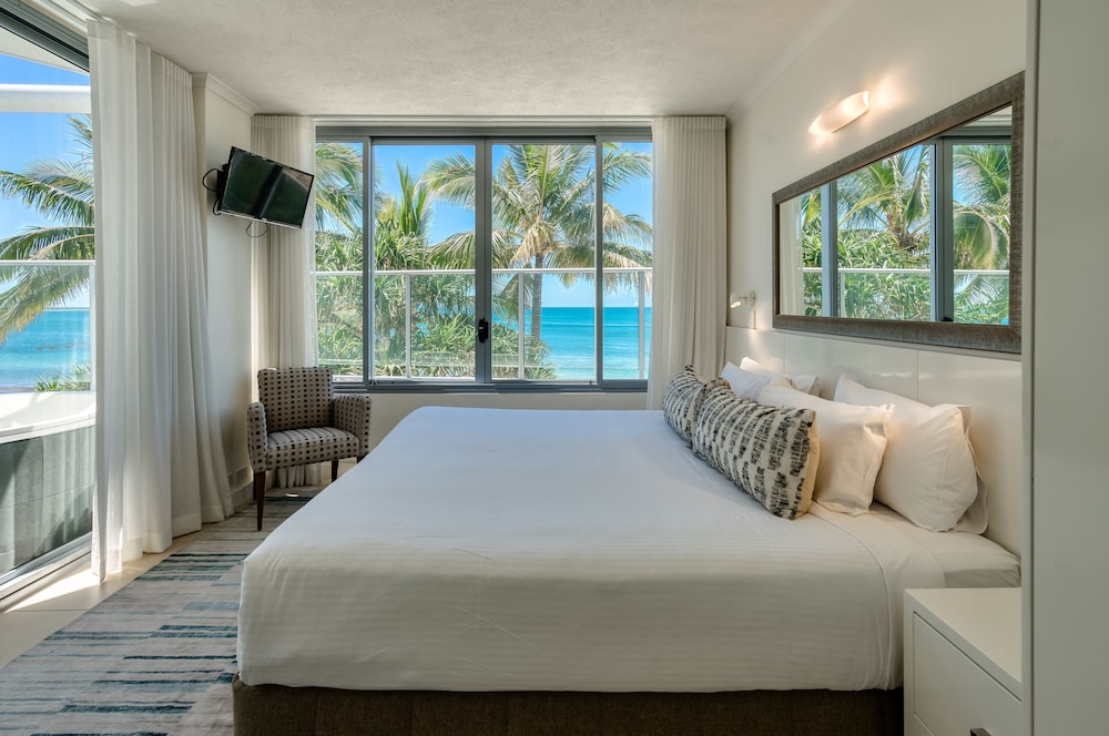 One Bedroom Beachfront Spa Penthouse photo 3