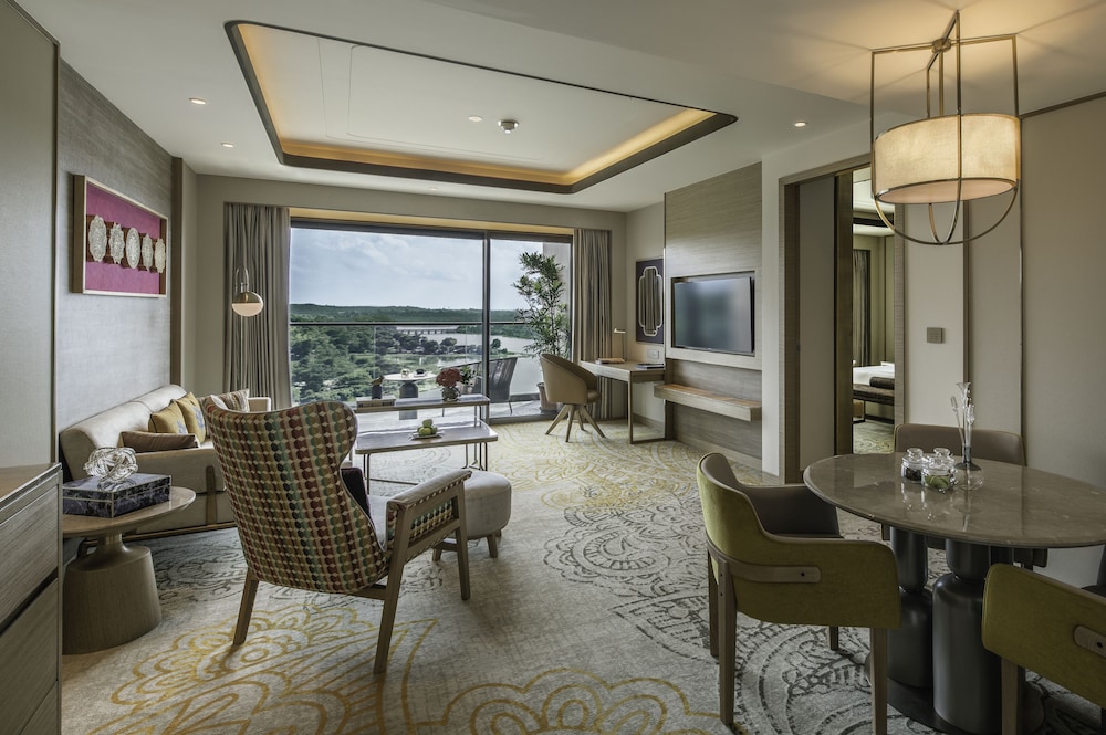 Luxury Suite - Photo 5