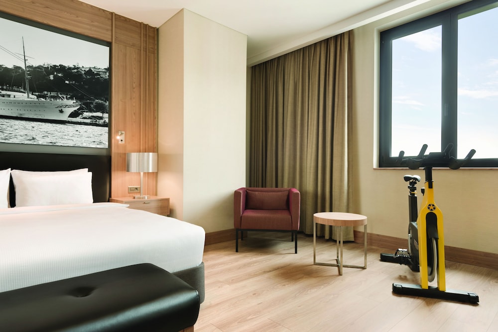 Basic Double Room, 1 Queen Bed, Non Smoking (Fitness Room) photo 2
