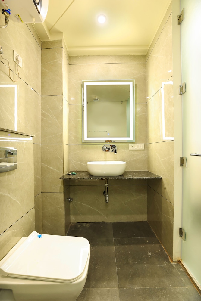 Deluxe Double Room - Photo 9