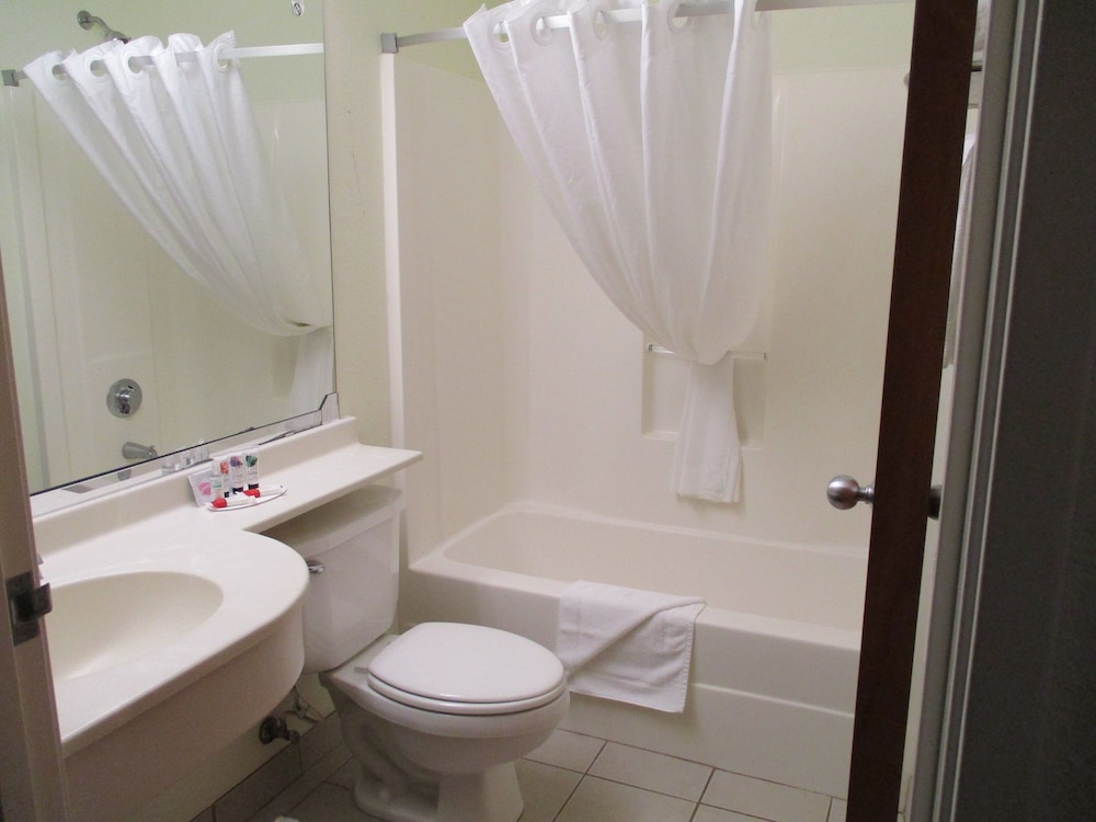 Standard Room, 1 Queen Bed - Photo 9