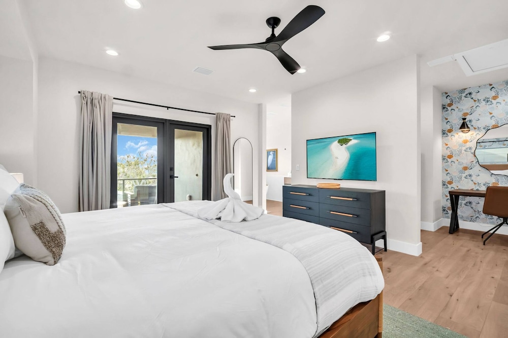NEW 4 Bed 3 Bath Heated Salt Pool Walk2beach, Foto 2