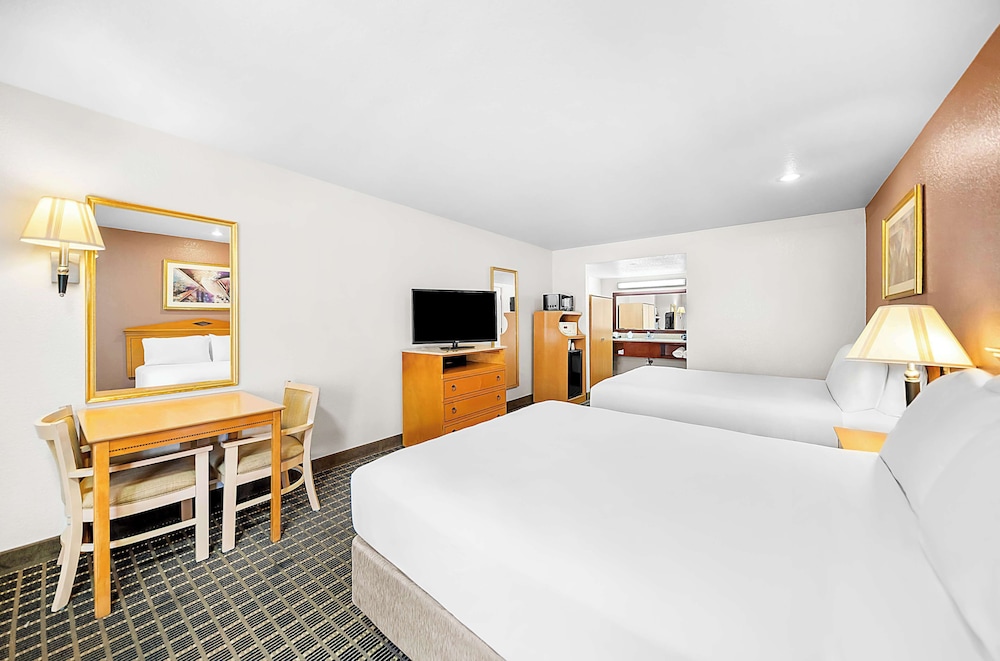 Standard Room, 2 Queen Beds, Non Smoking, Refrigerator & Microwave - Photo 2