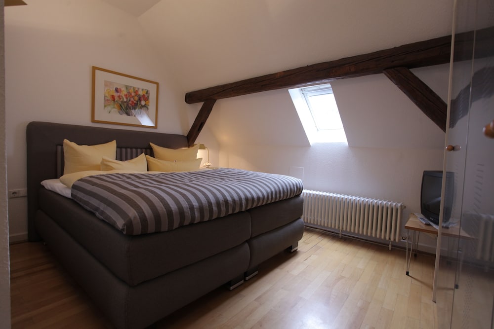 Suite - Photo 1