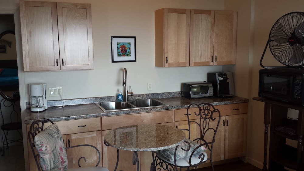 Comfort Room (King Suite, no breakfast, private oce) photo 3