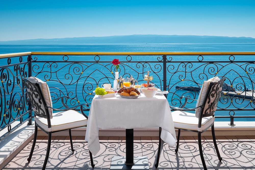 Luxury suite (Sea front, Balcony, Jacuzzi) - Photo 22