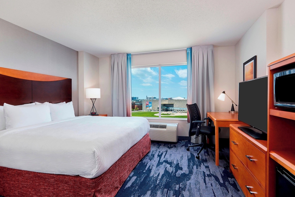 Room, 1 King Bed, (Skyline View) - Photo 1