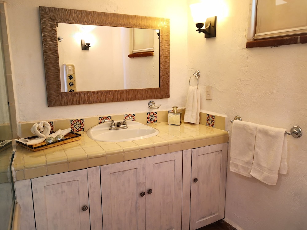 Premium Suite, 1 King Bed, Hill View photo 3