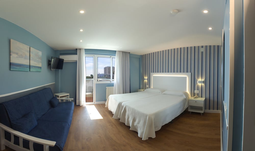 Triple Room, Pool View, Sea View - Photo 2