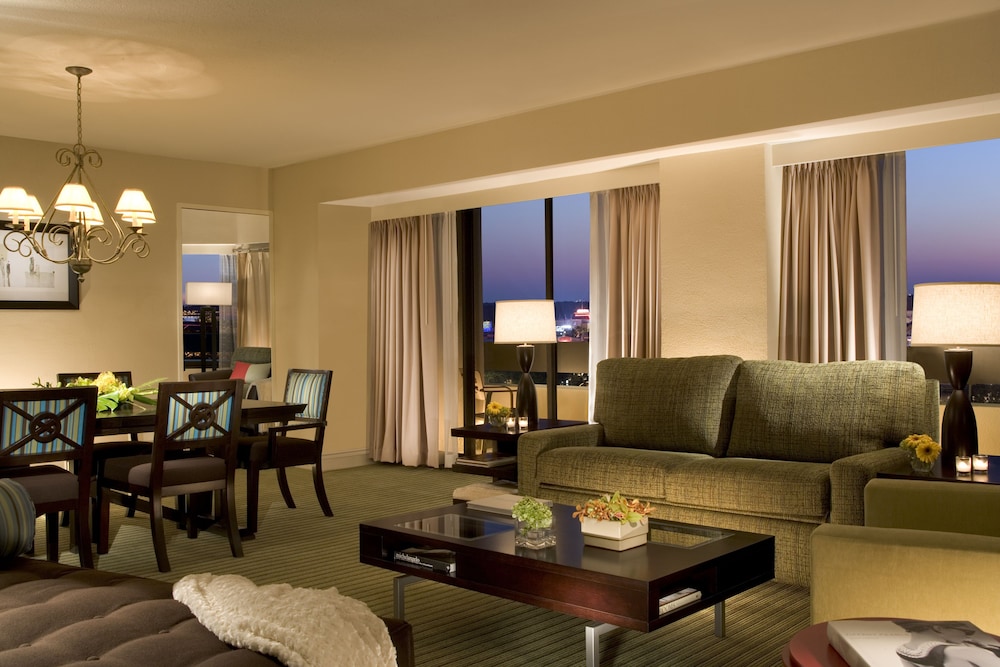Deluxe Room, 1 King Bed, Accessible (Roll-In Shower)