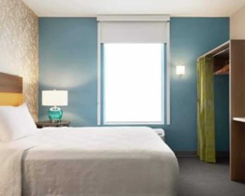 Suite, 1 King Bed, Accessible, Non Smoking (Hearing) - Photo 1