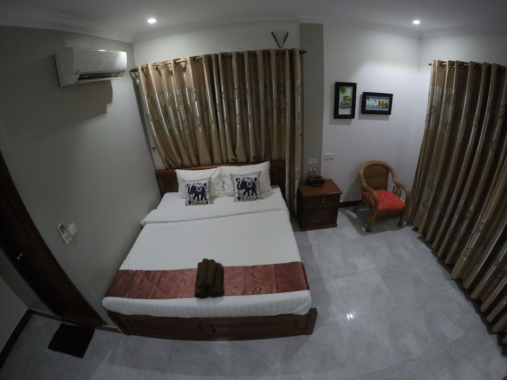Deluxe Room, 1 King Bed photo 2