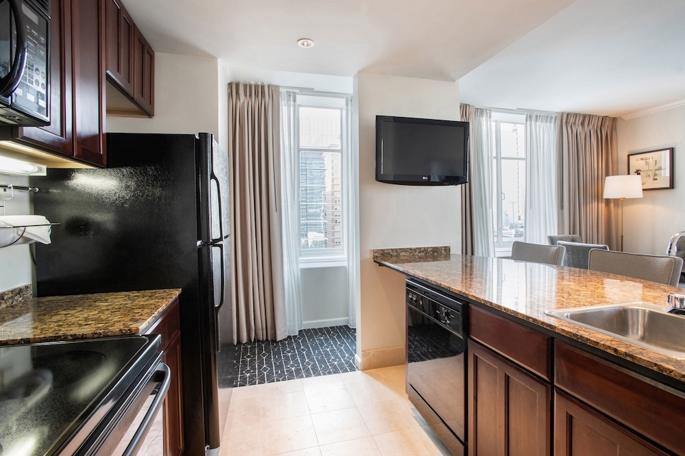 Suite, 1 King Bed, City View, Corner - Photo 3