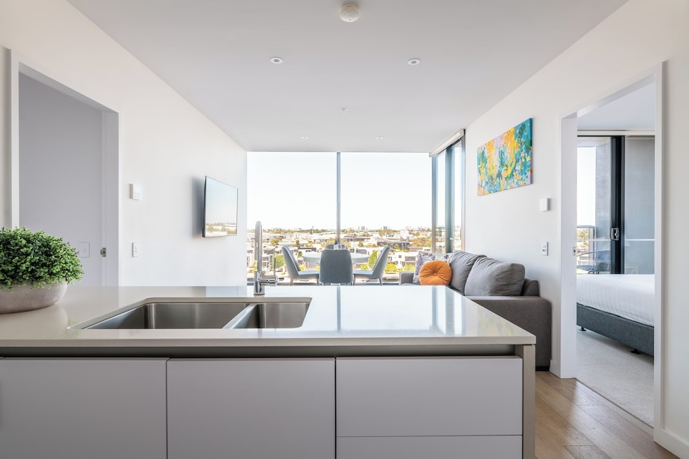 Two-Bedroom Two-Bathroom Apartment with Yarra Views - Photo 12
