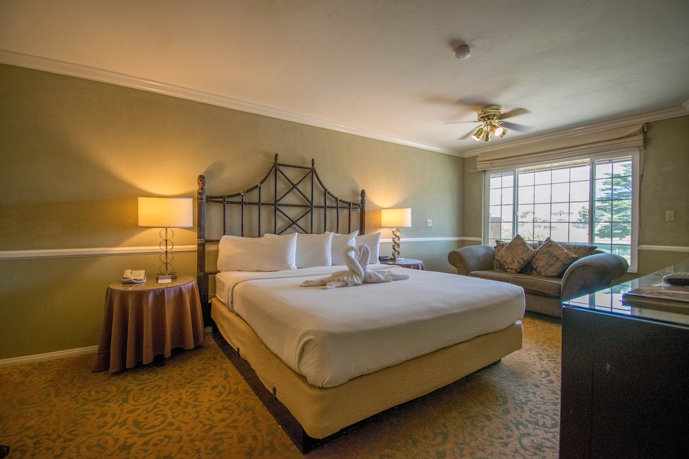 Deluxe Room, 1 King Bed, Partial Ocean View - Photo 4