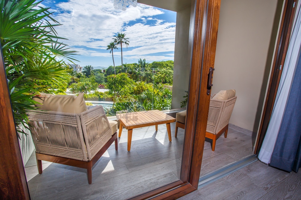 Lush Room, 1 King Bed, Adults Only (Garden View) - Photo 3