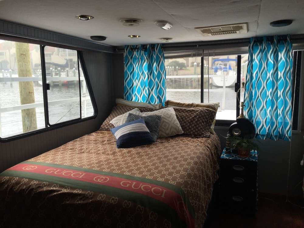 Houseboat (Livin' on the Edge) , 1 Bedroom with Sleeper Sofa, Kitchen (Stays Docked) photo 2