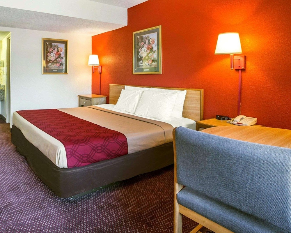 Standard Room, 1 King Bed, Non Smoking - Photo 4