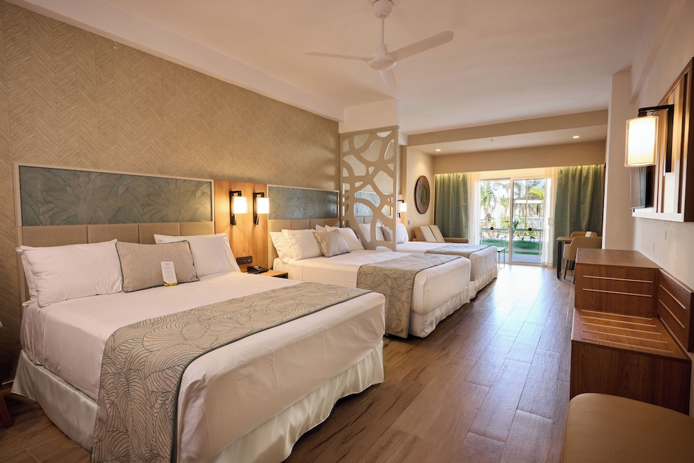 Room (Friends & Family, Tropical View | U)