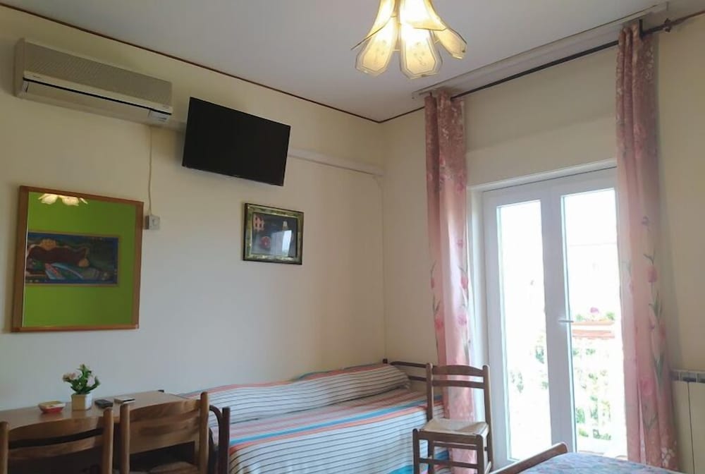 Double Room (with 2 extra beds) photo 3
