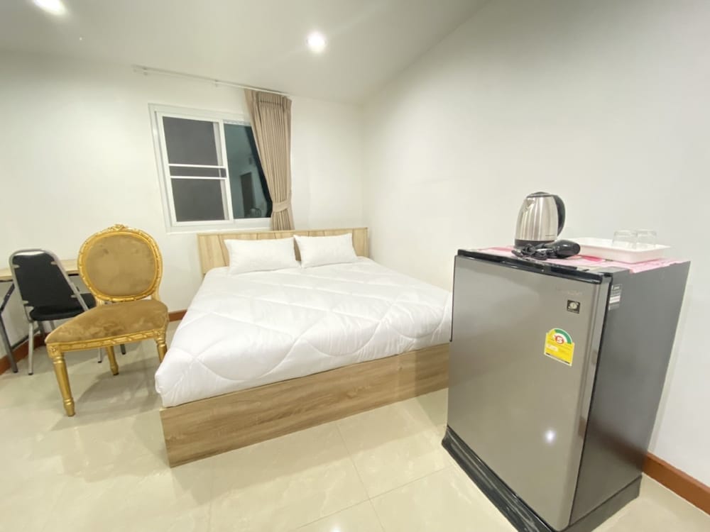 Standard Room, 1 King Bed, Non Smoking photo 2