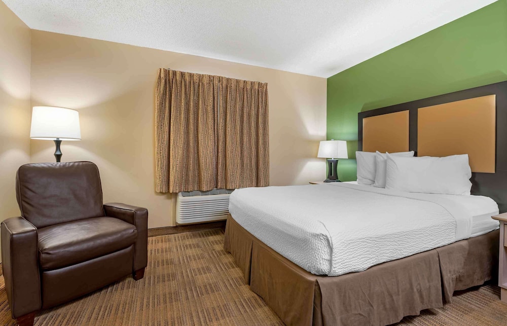 Room, 1 Queen Bed, Non Smoking (Efficiency W/Sofa) - Photo 10