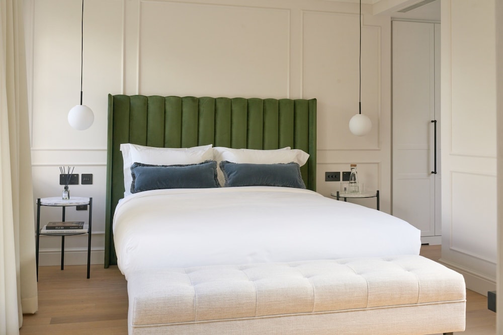 Deluxe Room, 1 King Bed, Mobility Accessible - Photo 1