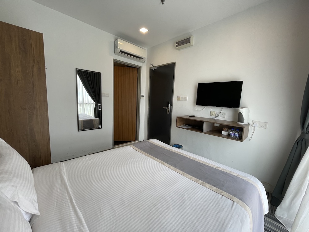 Deluxe Queen Tower View - Photo 3