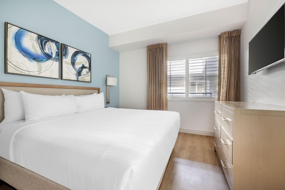 1 Bedroom Ocean View King Suite with Balcony photo 1
