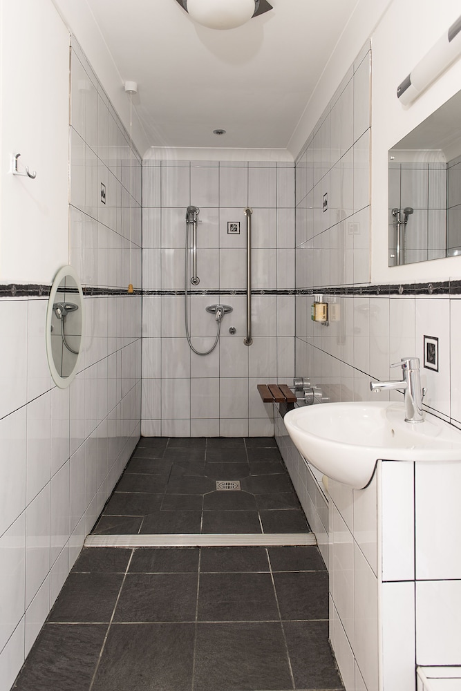 Double Room, 1 King Bed, Mobility Accessible - Photo 4