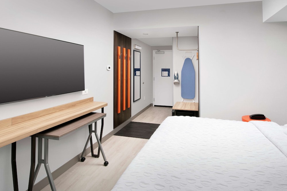 Room, 1 King Bed, Accessible (Roll-In Shower) photo 2