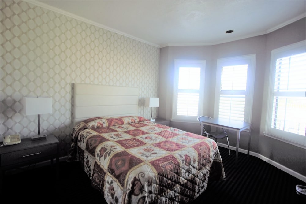 Standard Room, 1 Queen Bed - Photo 5