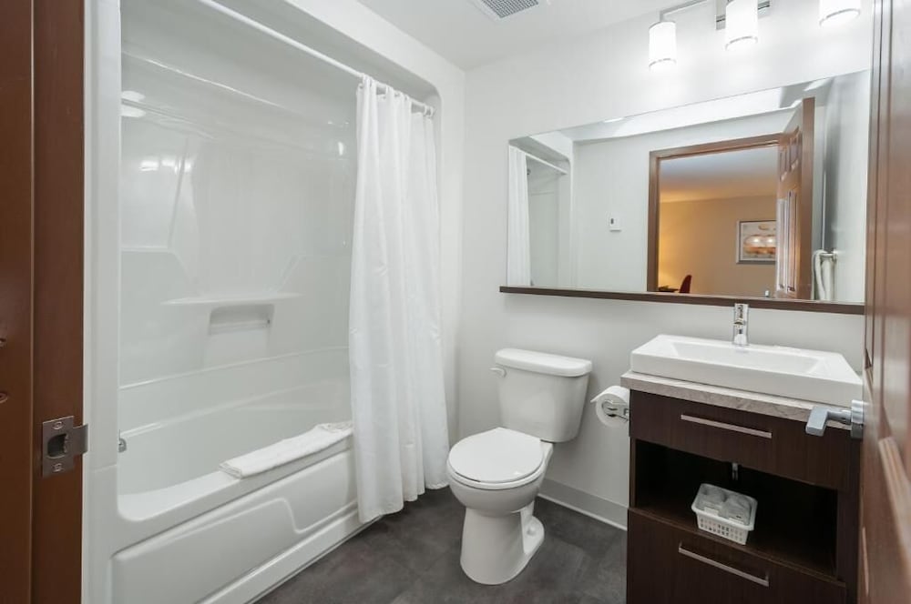 Deluxe Room, 1 King Bed photo 3