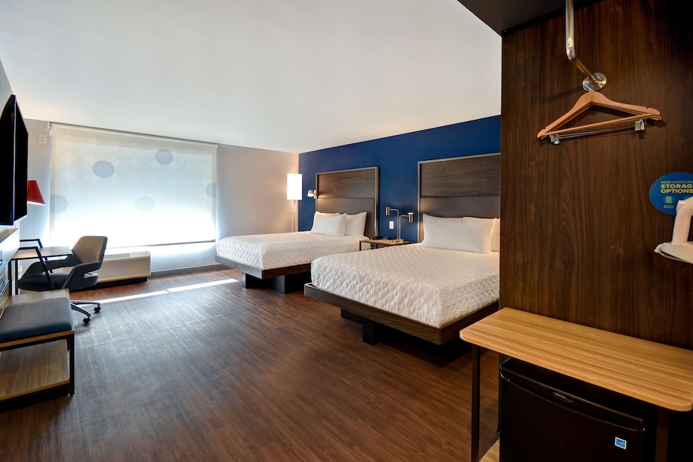 Room, 2 Queen Beds, Accessible, Bathtub - Photo 2