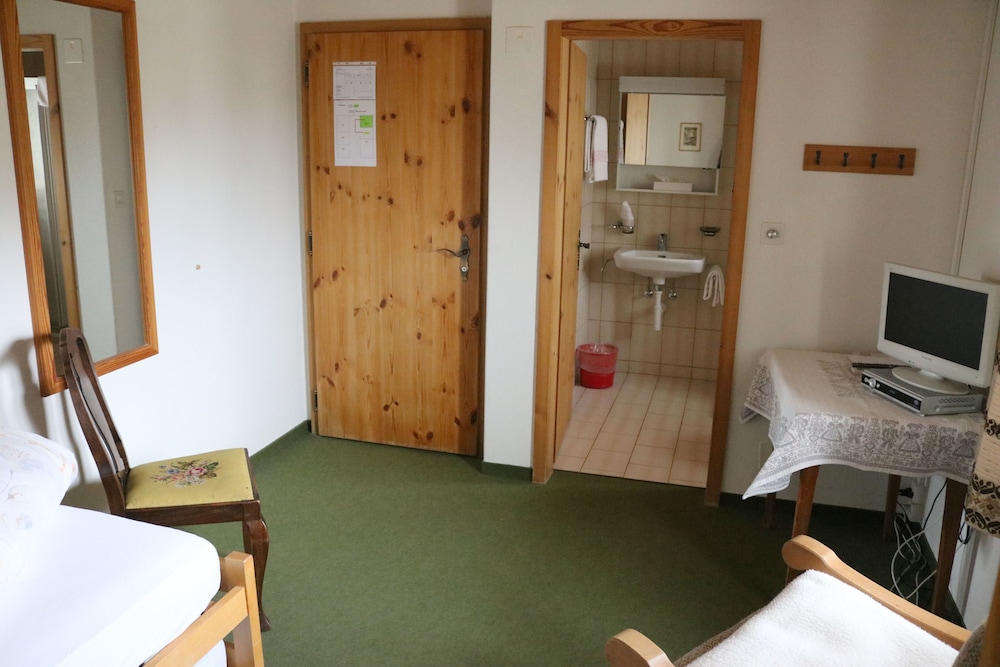 Economy Single Room, 1 Bedroom, Mountain View photo 3