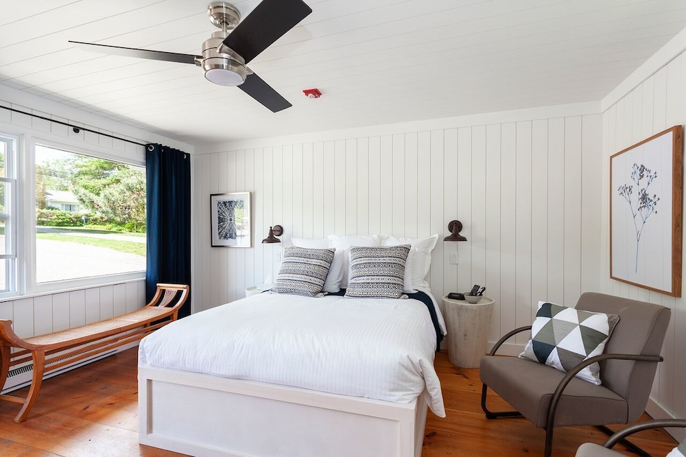 Standard Room, 1 Queen Bed photo 2