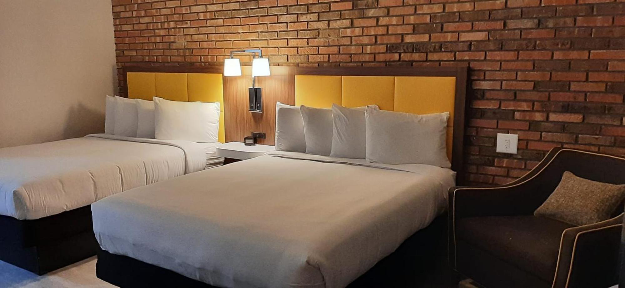 Executive Queen Room with Two Queen Beds photo 2