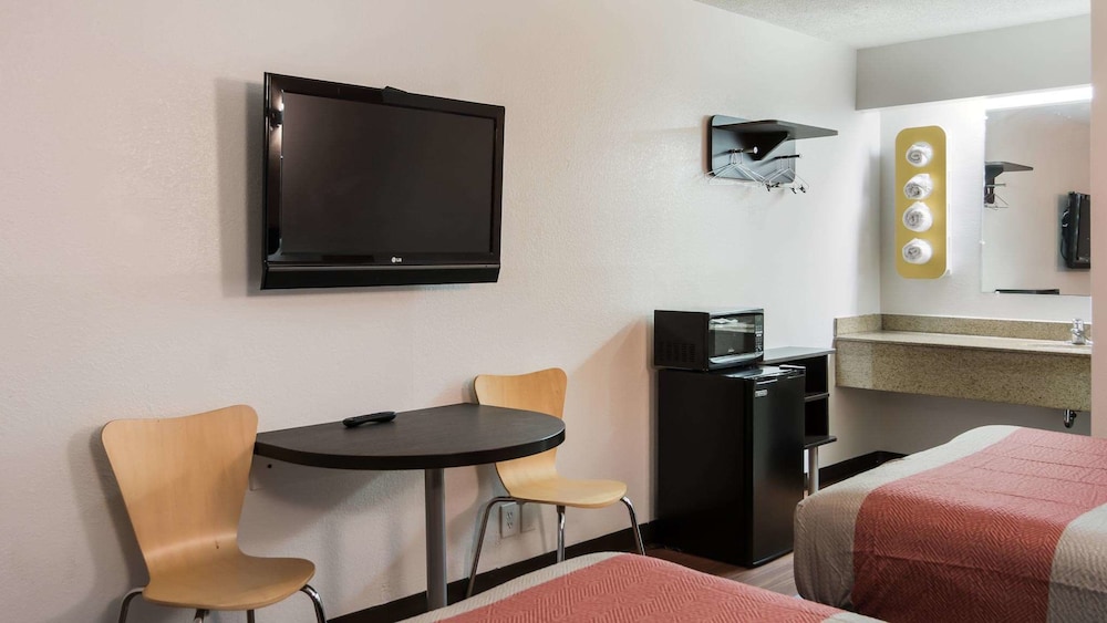 Standard Room, 1 King Bed, Smoking, Refrigerator & Microwave - Photo 3