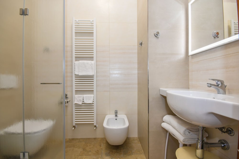 Classic Quadruple Room, Ensuite photo 3