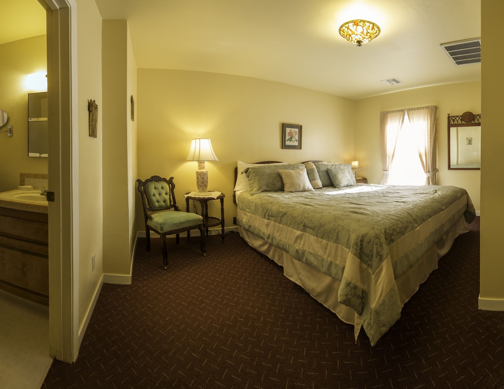 Superior Suite, 1 King Bed, Kitchenette - Photo 2