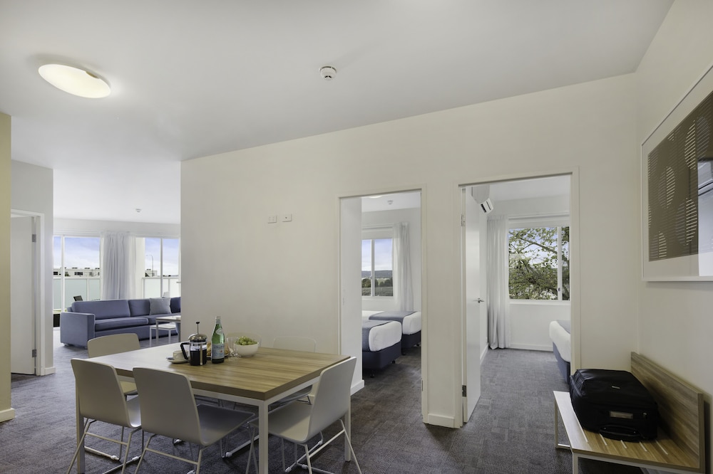 Apartment, 3 Bedrooms - Photo 6
