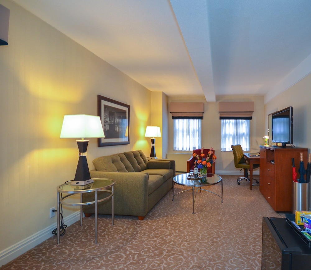 Elite Suite,1 Queen Bed, One-bedroom Apartment with Separate but adjoining Living Space and Sofa Bed thumbnail 5
