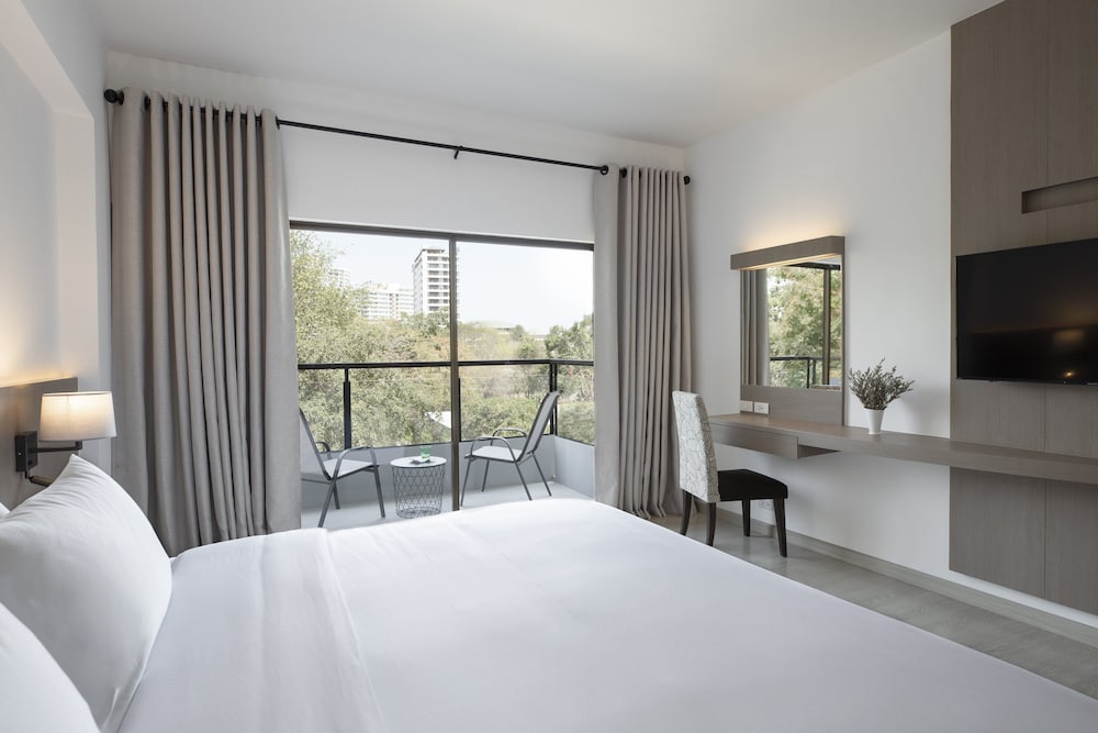 Superior Room, 1 King Bed - Photo 5
