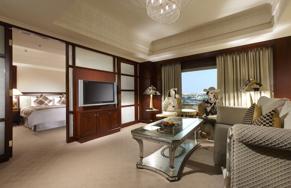 Suite, 1 King Bed (Ambassador) - Photo 3
